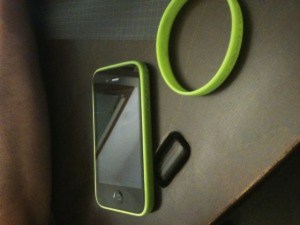 iPhone-4-bumper-case-livestrong-bracelet1